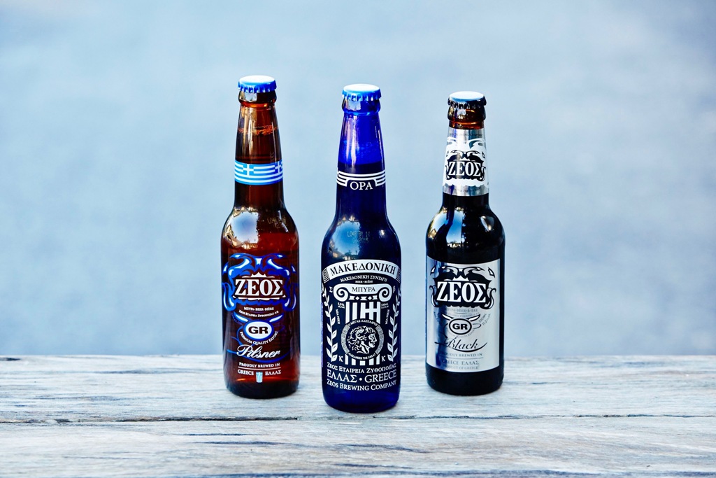 Пиво с синей этикеткой. Синее пиво. Пиво с голубой этикеткой. Пиво синяя этикетка. Бутылочное пиво с голубой этикеткой.